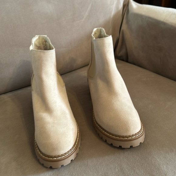 bertuchi made in spain Shoes - Bertuchi brand new cream colored booties size 7 1/2 made in Spain